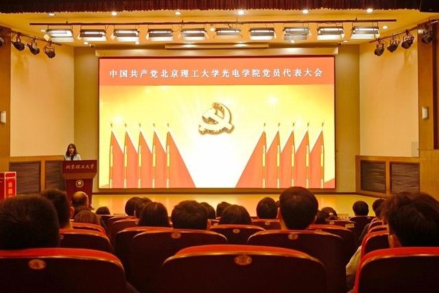 中央军委主席习近平向“七一勋章”获得